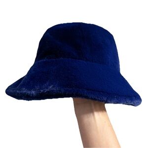 Sprigs Reversible Faux Fur Sherpa Bucket Hat Blue/Black NWOT
